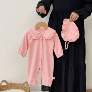Adorable combinaison rose pour bébé fille avec chapeau assorti, col brodé, manches longues.