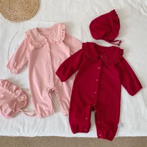 Adorable ensemble grenouillère manches longues bébé avec joli col et bonnet assorti.