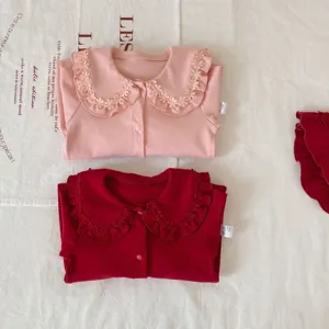 Vue détaillée de combi en coton pour bébé fille avec col à volants brodé mignon printemps.