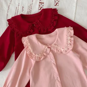 Joli body grenouillère à manches longues pour bébé fille avec col brodé de fleurs automne.