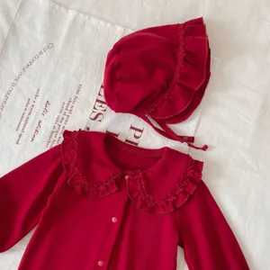 Ensemble grenouillère manches longues pour bébé fille avec col claudine en dentelle et bonnet assorti.