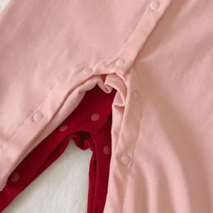 Gros plan sur la texture de la combinaison pour bébé en coton côtelé avec boutons.