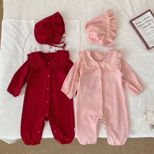 Joli body à manches longues pour bébé fille avec col à volants et bonnet assorti de printemps.