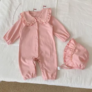 Rombe rose à manches longues pour bébé fille avec joli col floral et chapeau assorti.