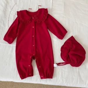 Ensemble grenouillère rouge manches longues bébé avec bonnet assorti détail mode infantile