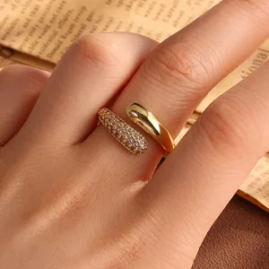 Vergulde open ring met zirkonia stenen en glad oppervlak design voor modieuze vrouwen sieraden.