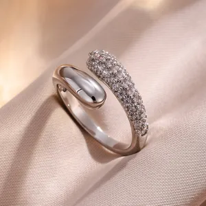 Detail van open ring met gladde druppel en schitterende pavé zirkonia stenen.