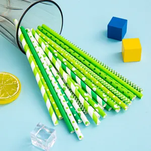 Groene wegwerp papieren rietjes in detail, met diverse stippen en strepen patronen.
