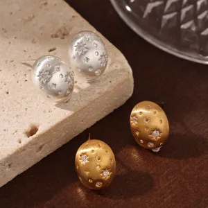 Orecchini a lobo rotondi in zircone bicolore con texture spazzolata stile autunnale