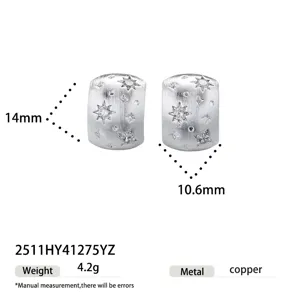 Orecchini a cerchio in rame argentato con zircone a stella e dimensioni dettagliate.