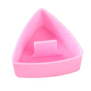 Stampo per polpette di riso triangolare rosa per preparare sushi e bento giapponesi facilmente.