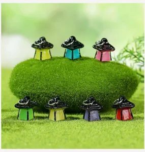 Dettaglio del ciondolo lanterna in resina in miniatura, perfetto per micro paesaggio.