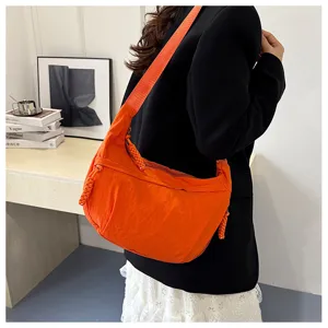 Borsa a tracolla in nylon arancione da donna, borsa a spalla casual alla moda con larga tracolla.