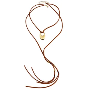 Retro braune Kordelkette mit einem eleganten goldfarbenen U-förmigen Anhänger und Quasten