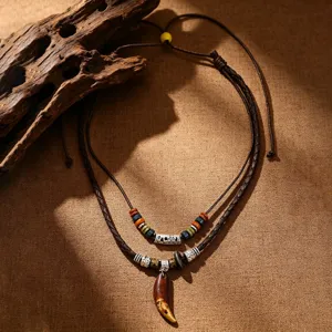 Vintage mehrlagige Boho-Halskette mit ethnischen Perlen und braunem Fang-Anhänger