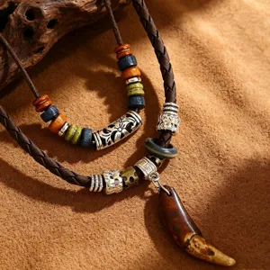 Detailansicht der böhmischen Vintage-Geflochtenen-Halskette mit Ethno-Perlen und Horn