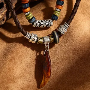 Nahaufnahme einer ethnischen Boho-Kette mit Klauenanhänger und bunten Perlen