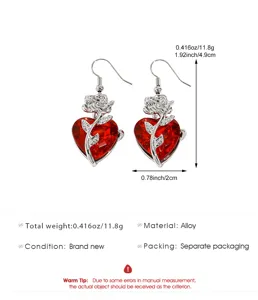 Vue détaillée des boucles d'oreilles rose en cristal rouge avec spécifications de taille.