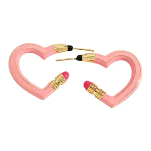Nahaufnahme der kreativen rosa Bleistift Ohrstecker in Herzform mit eleganten Goldakzenten