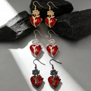 Boucles d'oreilles gothiques en forme de cœur rouge avec roses métalliques en trois tons