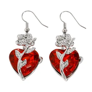 Vue détaillée des boucles d'oreilles cœur rouge gothique avec motif rose argentée