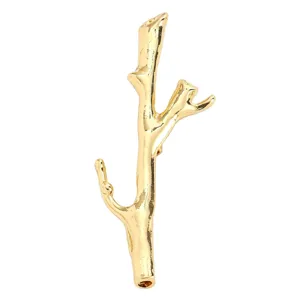 Primo piano di una spilla a forma di ramo d'oro con tubo per fiori fai da te creativi.