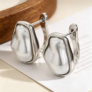 Primo piano di eleganti orecchini di perle barocche vintage francesi, finitura argento