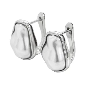 Primo piano dettagliato di orecchini vintage con perle barocche in finitura argento