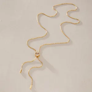 Detaillierte Nahaufnahme einer verstellbaren goldenen Edelstahlkette mit Herz und Strass
