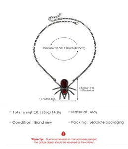 Vue détaillée de ce collier araignée sombre avec gemme rouge et dimensions indiquées
