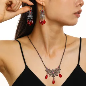 Détail d'un ensemble bijoux toile d'araignée gothique avec gemmes rouges et fini noir fusil.