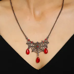 Détail du collier toile d'araignée Halloween avec gemmes rouges sur chaîne noire