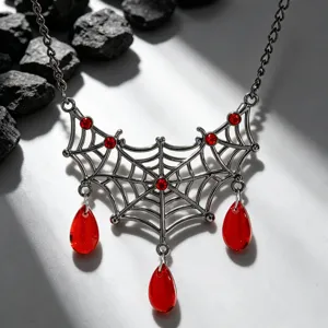 Vue détaillée du collier toile d'araignée d'Halloween avec gemmes rouges en métal noir