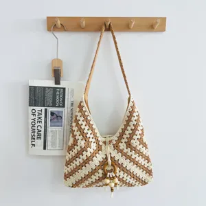 Détail d'un sac à bandoulière en crochet fait main avec motif granny square beige et brun