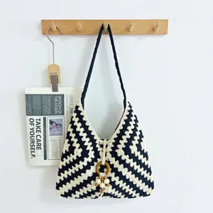 Vue détaillée du sac à bandoulière en crochet ethnique noir et blanc sur crochet