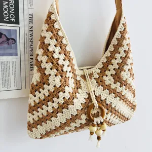 Détail du sac bandoulière au crochet avec des motifs granny square marron et crème