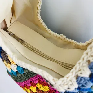 Vue détaillée de la doublure intérieure et de la fermeture éclair de ce sac au crochet