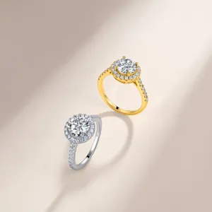 Κομψά δαχτυλίδια αρραβώνων Moissanite με φωτοστέφανο σε ασήμι και χρυσό φινίρισμα