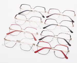 Dettaglio montature occhiali in metallo anti-luce blu di tendenza per donne moderne