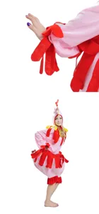Gros plan sur les détails de la manche du costume de poulet rose et les glands rouges de scène.