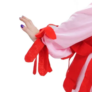 Détail de manche de costume de cosplay avec tissu rose et rubans rouges pour fêtes.