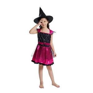 Détail de costume de sorcière d'Halloween pour enfants, robe à tête de mort et chapeau.