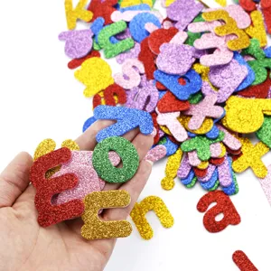 Detailansicht von bunten Glitzer EVA Schaumstoff Buchstaben Aufklebern zum Basteln.