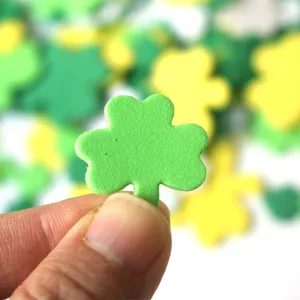 Dettaglio ravvicinato di adesivo in schiuma EVA a trifoglio verde per feste fai.