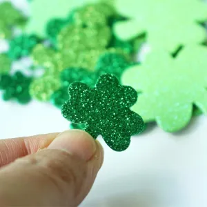 Dettaglio adesivo quadrifoglio in schiuma verde glitterata per festa di San Patrizio.