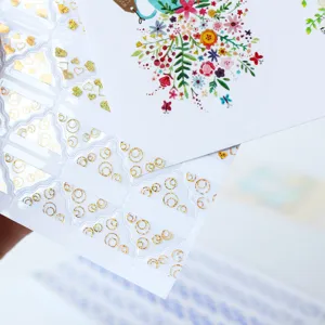 Autocollant transparent en feuille d'or et autocollant floral vue de détail texturée.