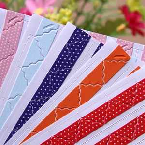 Adesivi angolari colorati per foto con motivi a pois e stelle per album e scrapbooking.
