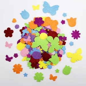 Détail d'autocollants en mousse EVA pailletée colorée, formes de papillons assorties.