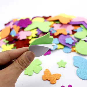 Gros plan détaillé d'un autocollant en mousse EVA colorée avec dos adhésif pour bricolage.