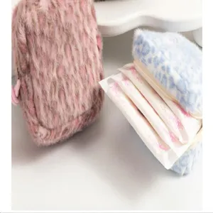 Détail de pochette de rangement en peluche motif léopard, sac organiseur hygiénique.